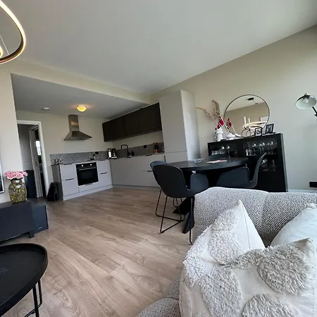 Recently Renovated דירה *